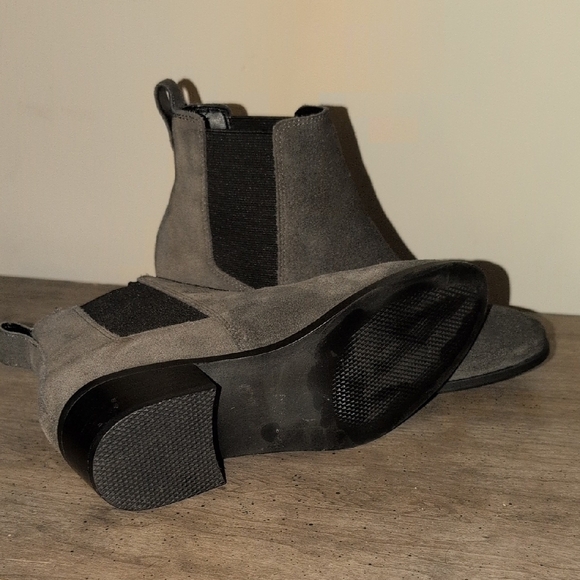 Steve Madden Chelsea Boots - Picture 5 of 8
